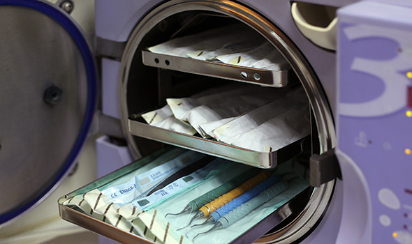 Autoclave for disinfection of instruments